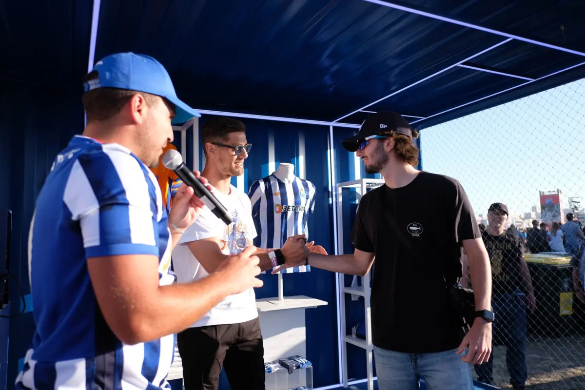 Cláudio Ramos cumprimenta adepto (créditos: FC Porto)