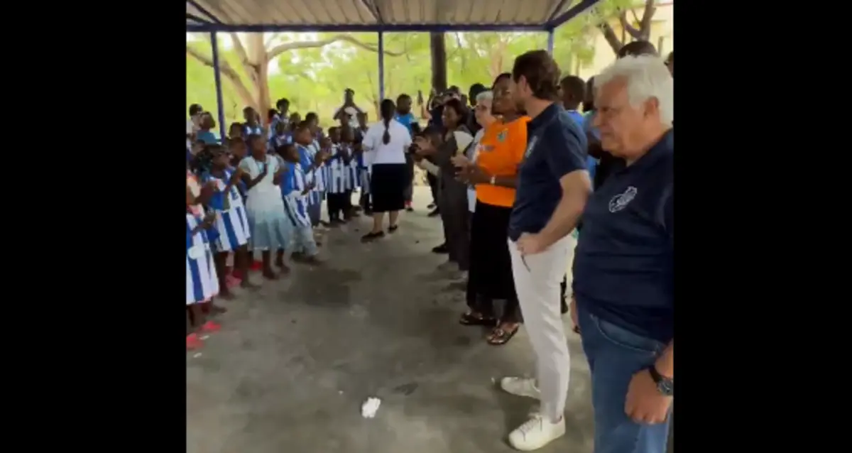 Imagem de contexto do artigo Vestidas a rigor e afinadas: crianças dão colorido à visita de Villas-Boas a Luanda