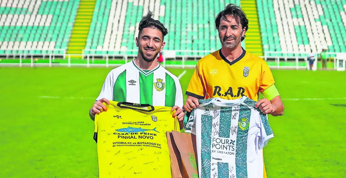 Paulo Catarino, à direita, com o filho Pedro, jogador e goleador do V. Setúbal