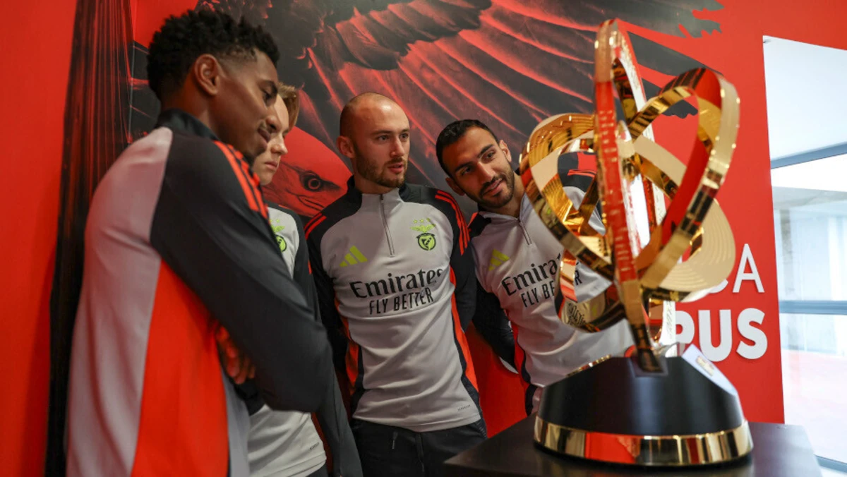 Jogadores veem troféu do Mundial (créditos: Benfica)