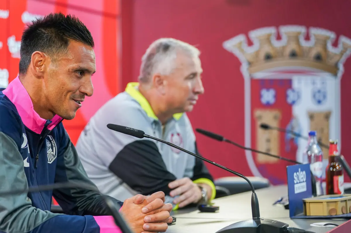 Mário Camora e Dan Petrescu (Créditos: LUSA)