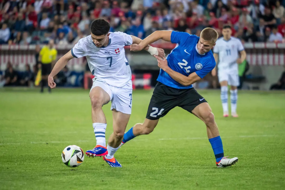 Amdouni à esquerda (Créditos: AFP)