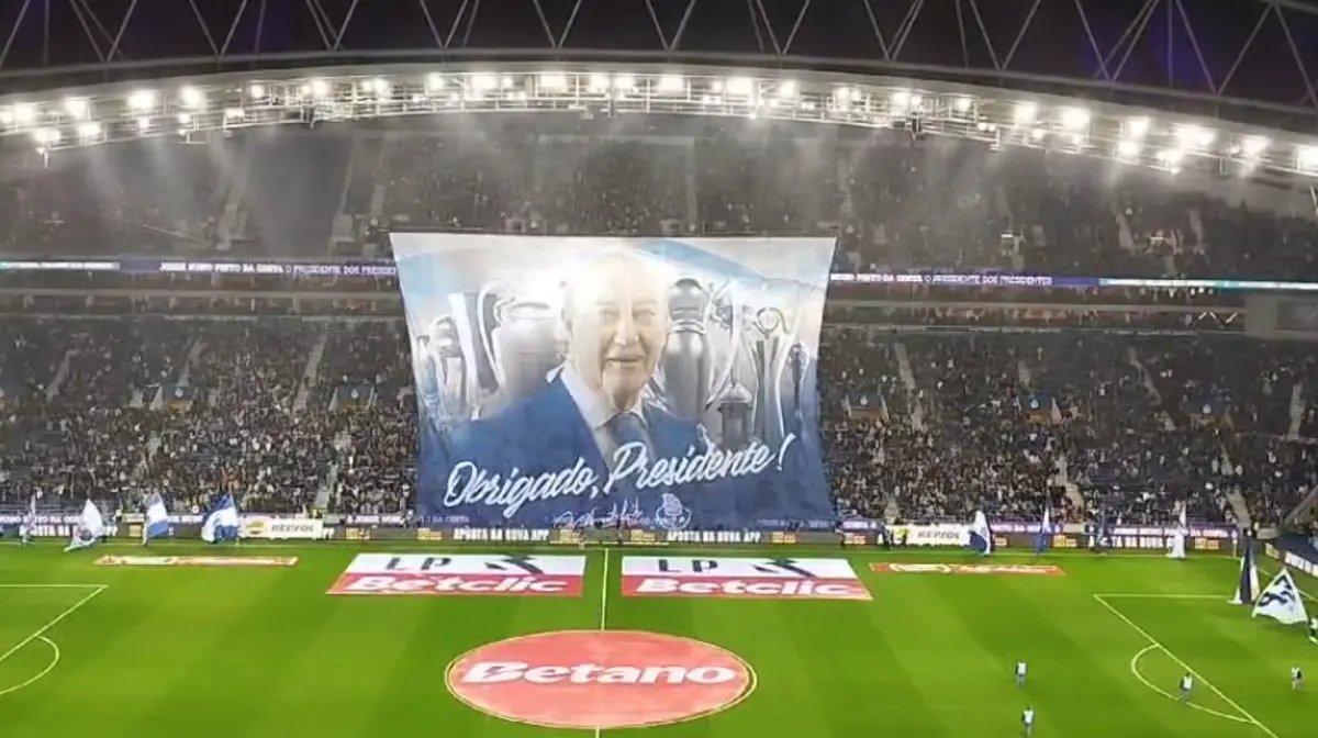 Imagem de contexto do artigo "Obrigado, Presidente!": as tarjas em honra a Pinto da Costa exibidas no Dragão