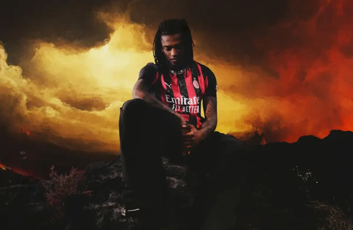 Imagem de contexto do artigo Milan apresenta a nova camisola para 2025/26 com Rafael Leão em foco