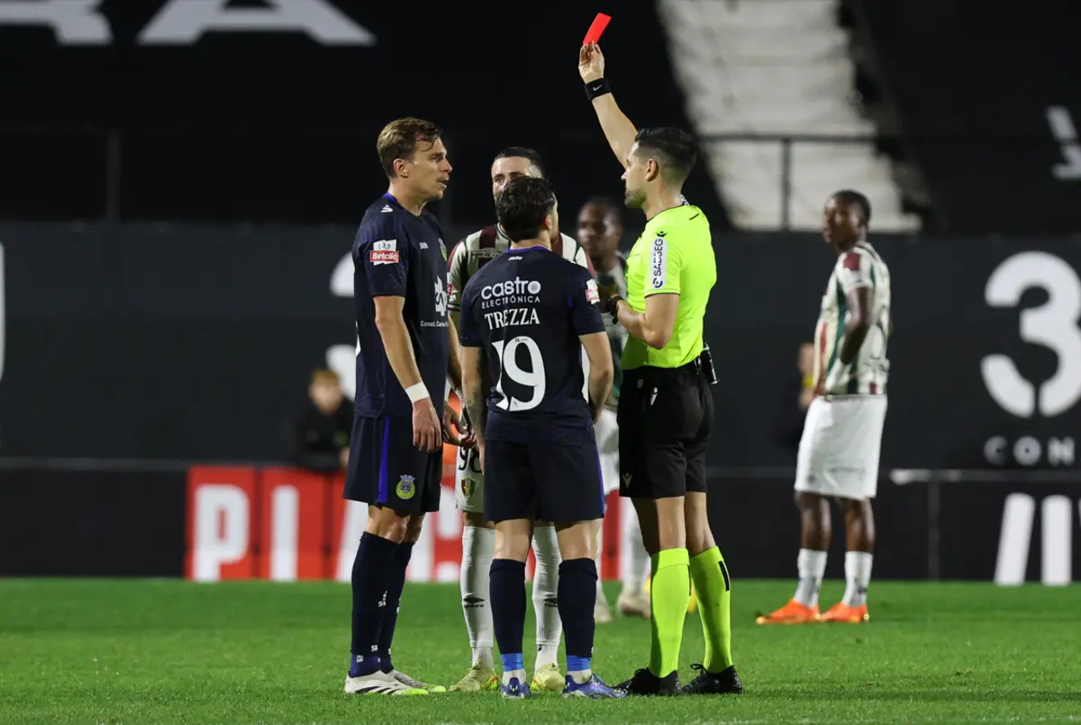 Alex Pinto foi expulso na Amadora