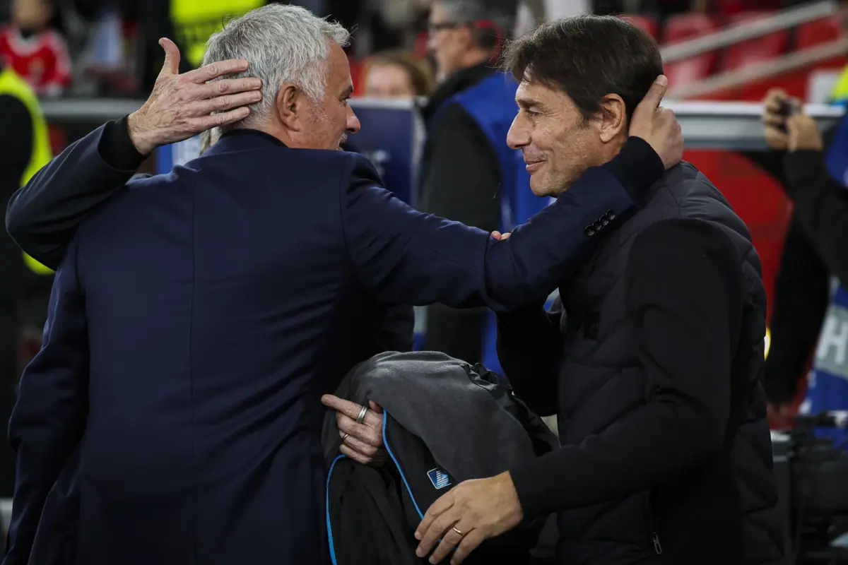 José Mourinho cumprimento Antonio Conte (Foto: JOSE SENA GOULAO/LUSA