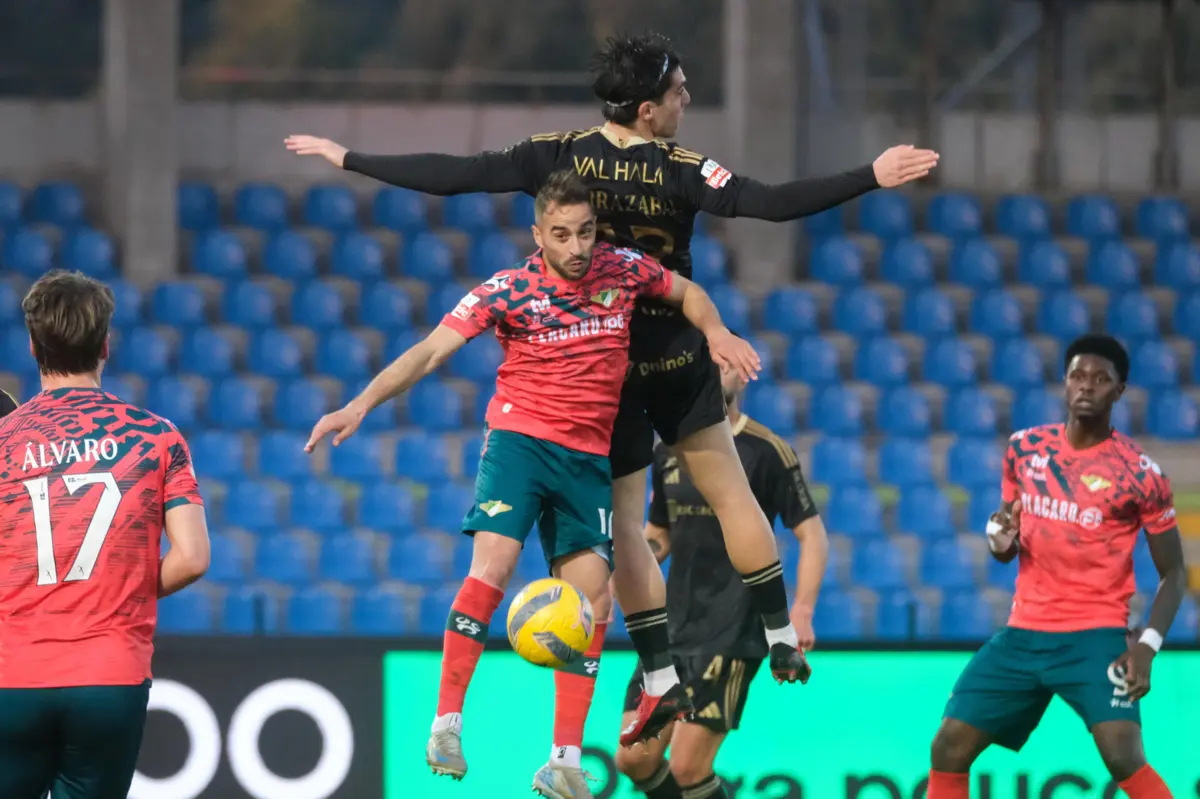 Larrazabal na disputa de bola com Alanzinho