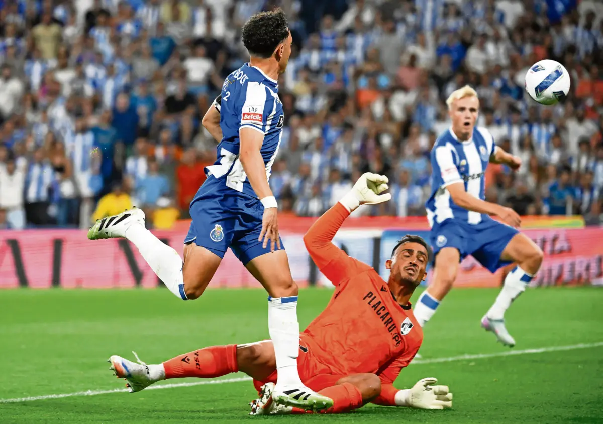 Luís Pinto já mudou várias peças na defede, incluindo o guarda-redes