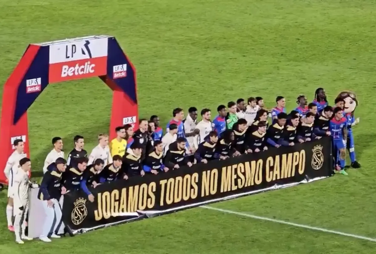 Imagem de contexto do artigo Pablo Rosario e Varela levantaram Mora para uma fotografia antes do Alverca-FC Porto: o momento