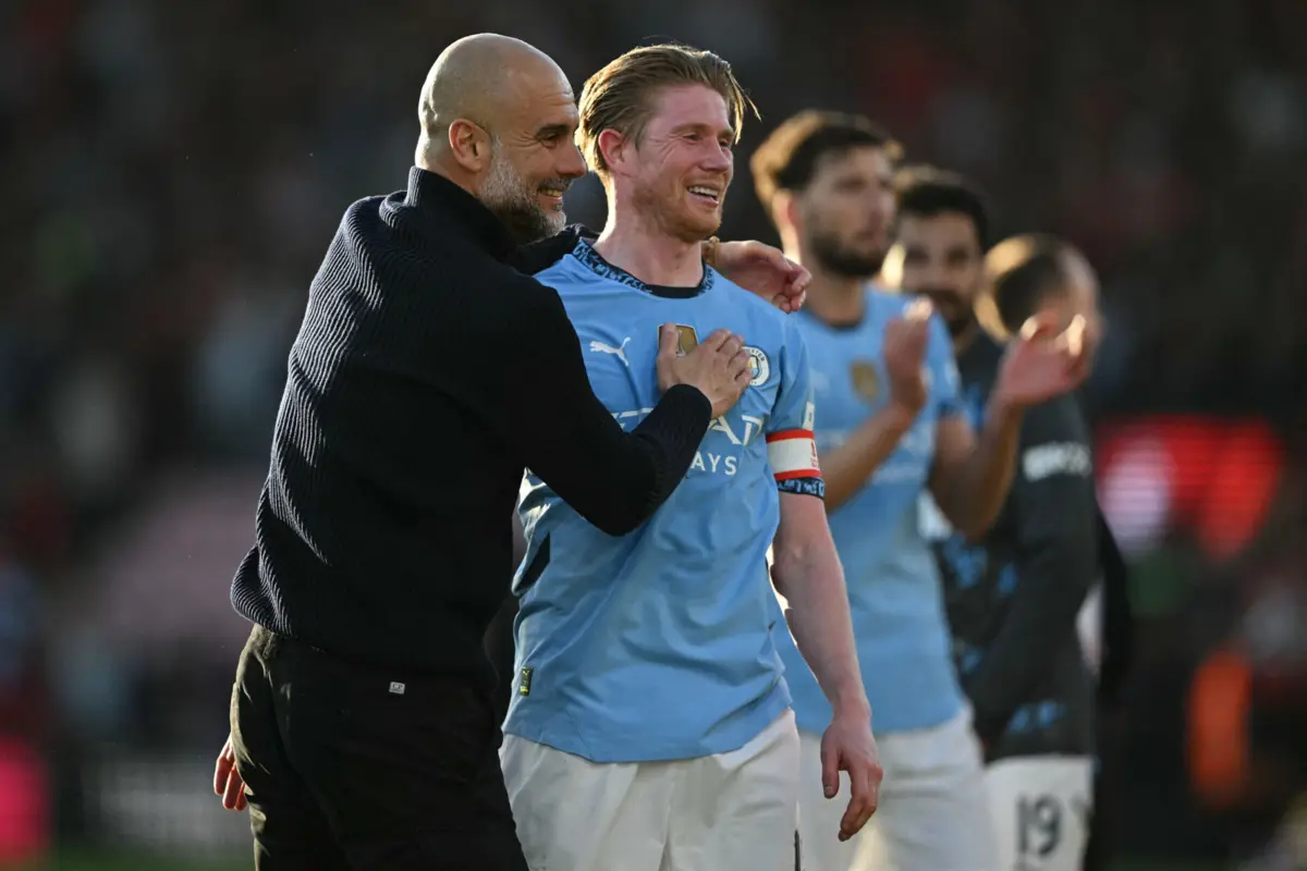 Pep Guardiola e Kevin de Bruyne (Créditos: AFP)