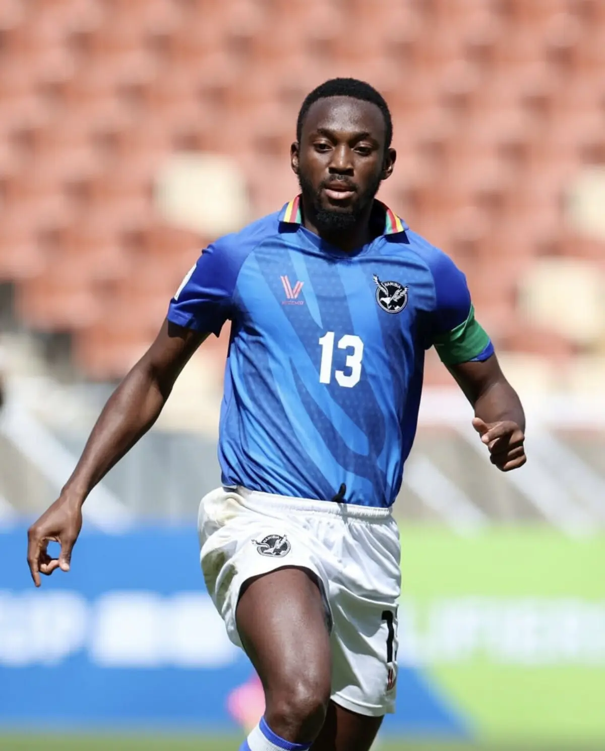 Peter Shalulile fez os três golos da Namíbia