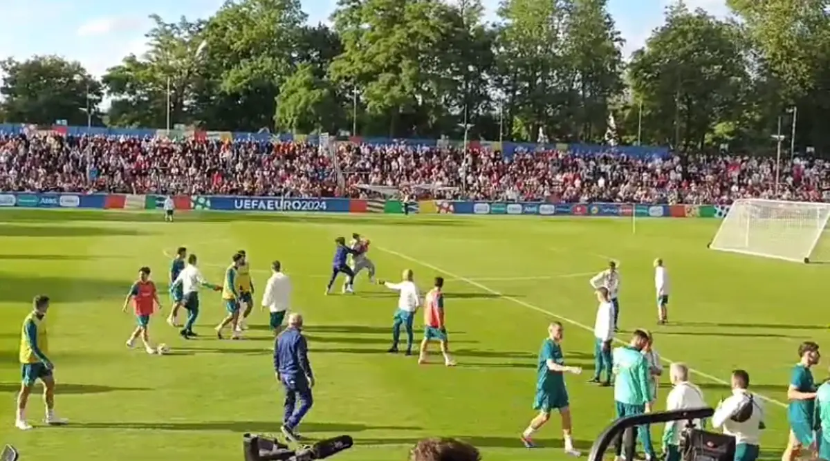 Imagem de contexto do artigo Invasores de campo no final do treino de Portugal: José Sá travou um
