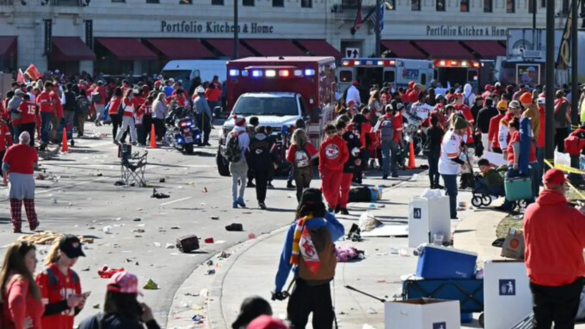 Dois adultos acusados de homicídio no tiroteio na parada dos campeões Kansas City Chiefs