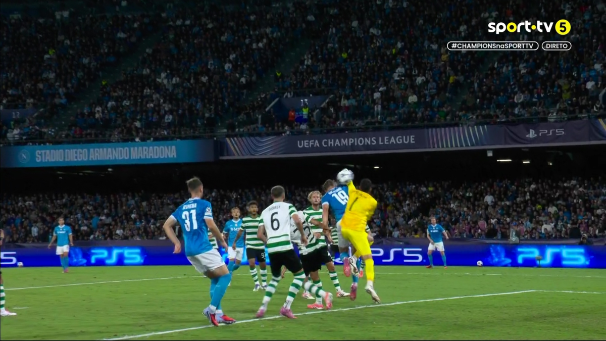 Imagem de contexto do artigo Nápoles-Sporting: Hojlund ganha pelo ar a Rui Silva e bisa