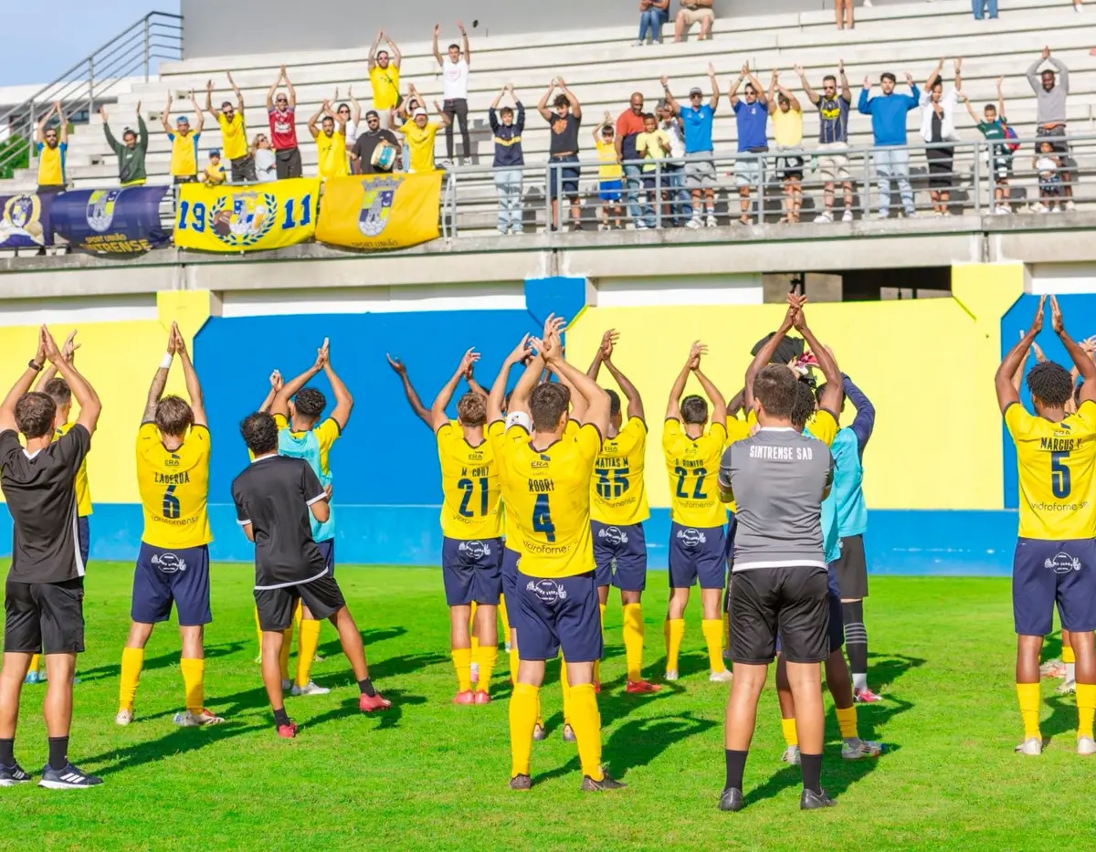 Imagem de contexto do artigo Sintrense vai jogar ao Dragão: "Vão parecer índios e cowboys, com setas e tiros ao mesmo tempo"