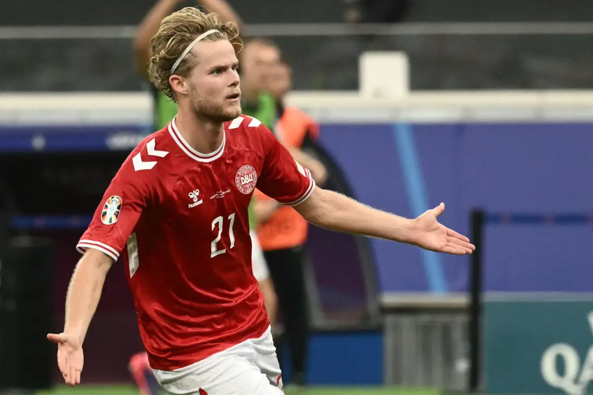 Hjulmand brilha ao serviço da Dinamarca (Créditos: AFP)