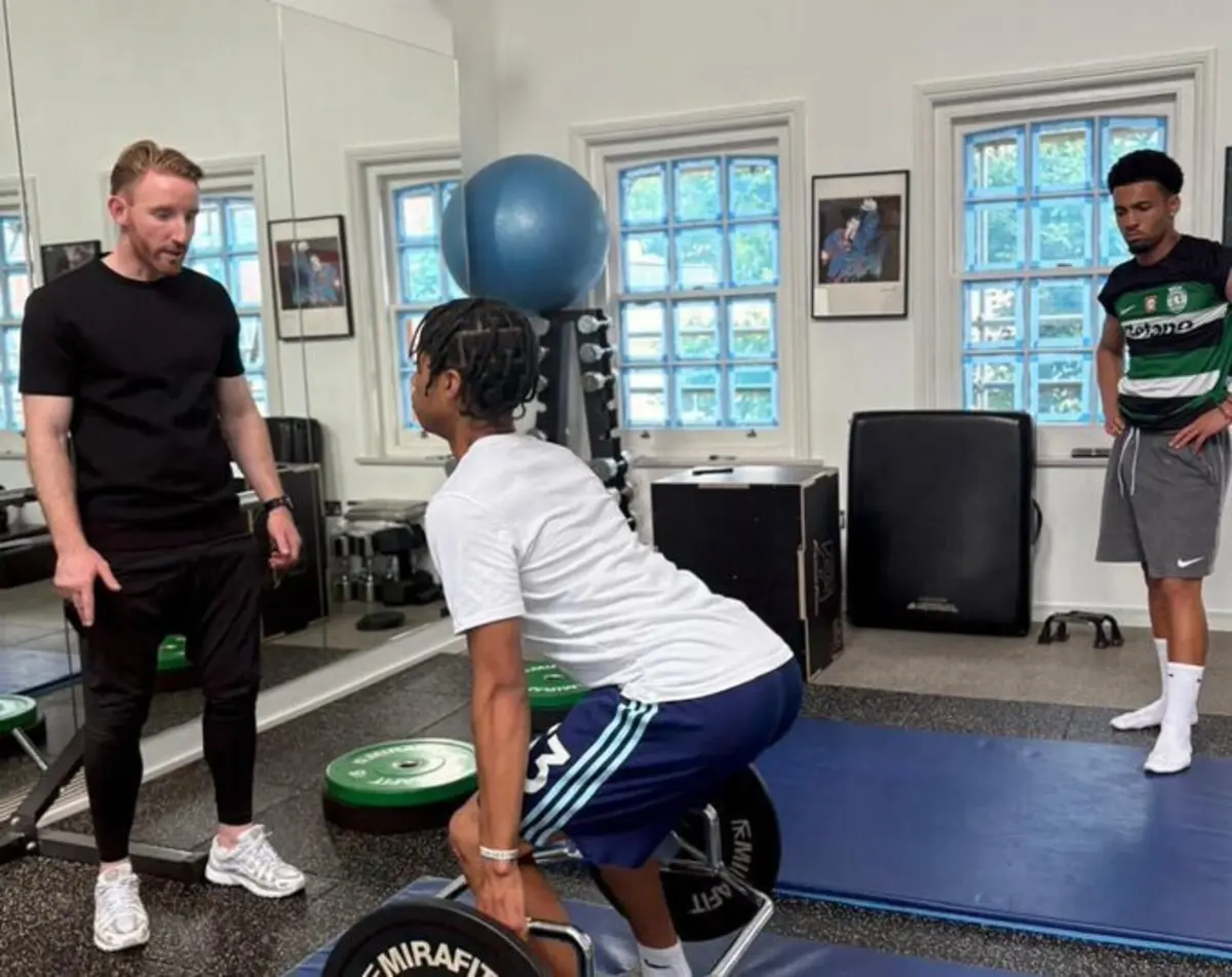 Imagem de contexto do artigo Jogador do Arsenal apanhado a treinar com uma camisola do Sporting