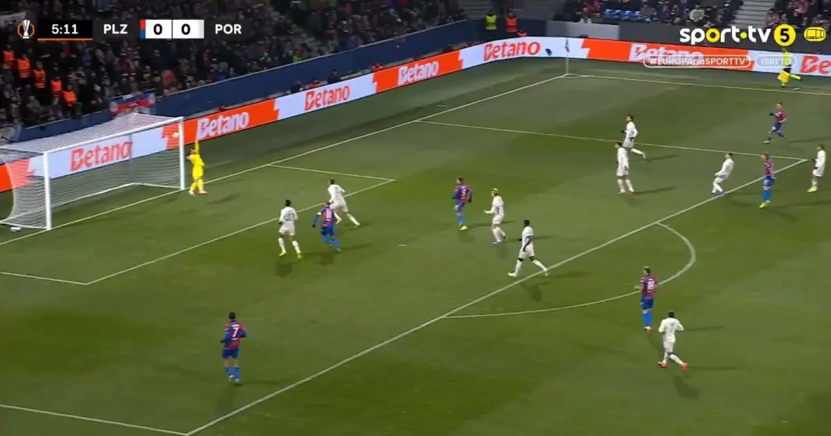 Imagem de contexto do artigo Golaço coloca FC Porto a perder frente ao Viktoria Plzen. Ora veja