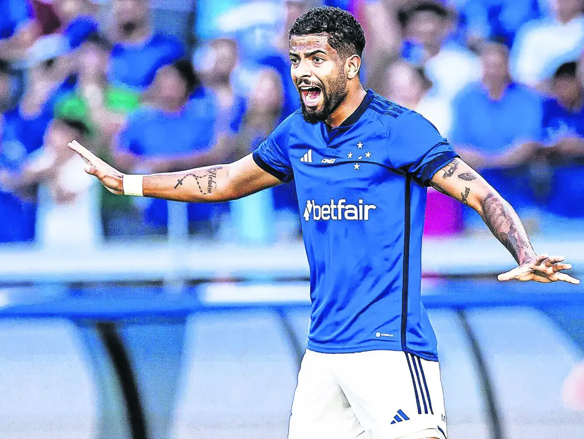 João Marcelo com a camisola do Cruzeiro
