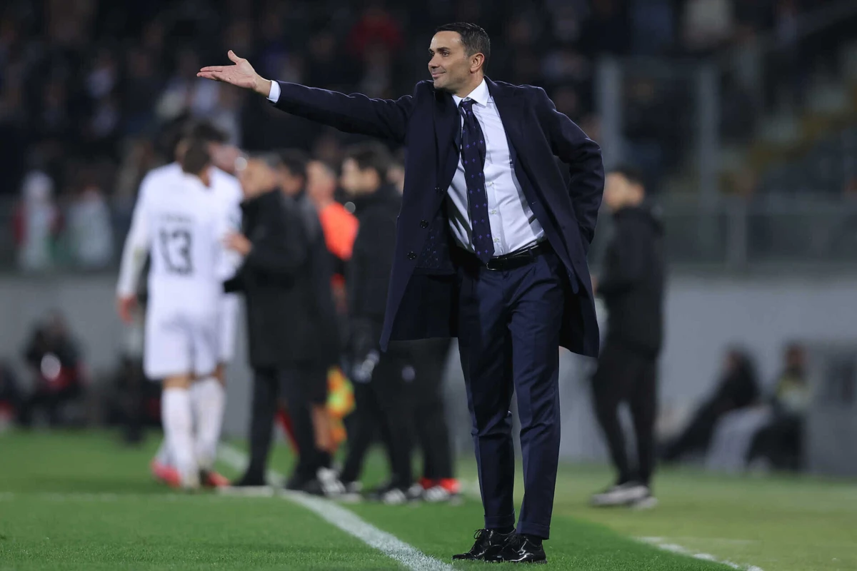 Imagem de contexto do artigo Raffaele Palladino deixa comando da Fiorentina três semanas após renovar