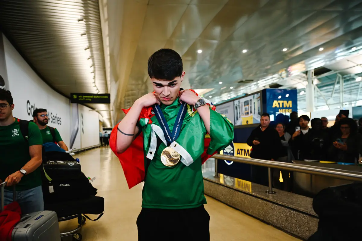 Diogo Ribeiro com as duas medalhas de ouro (Créditos: Rita Chantre/Global Imagens)