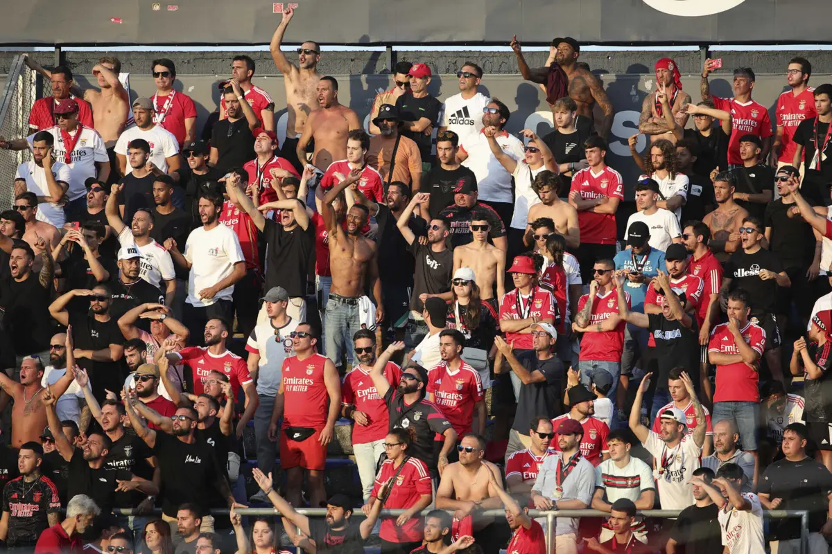 Adeptos do Benfica em Famalicão (Tony Dias/Global Imagens)