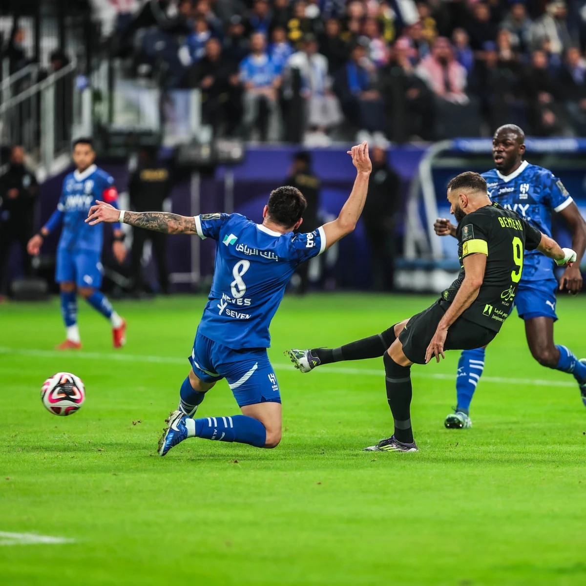 Benzema remate perante a oposição de Rúben Neves