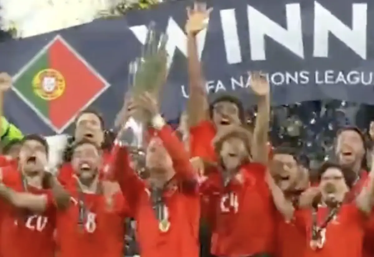 Imagem de contexto do artigo O momento em que Cristiano Ronaldo levanta o troféu da Liga das Nações