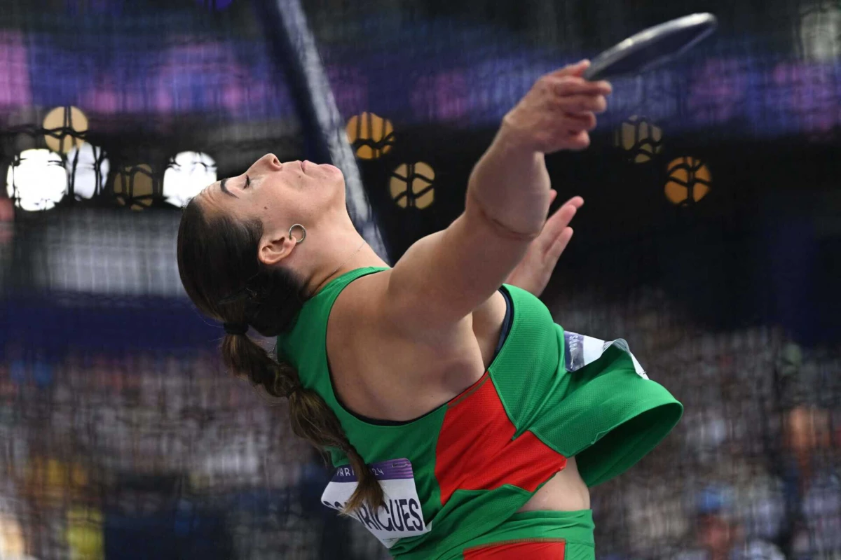 Irina Rodrigues, recordista nacional, avançou para a final do lançamento do disco (créditos:  Kirill KUDRYAVTSEV / AFP)