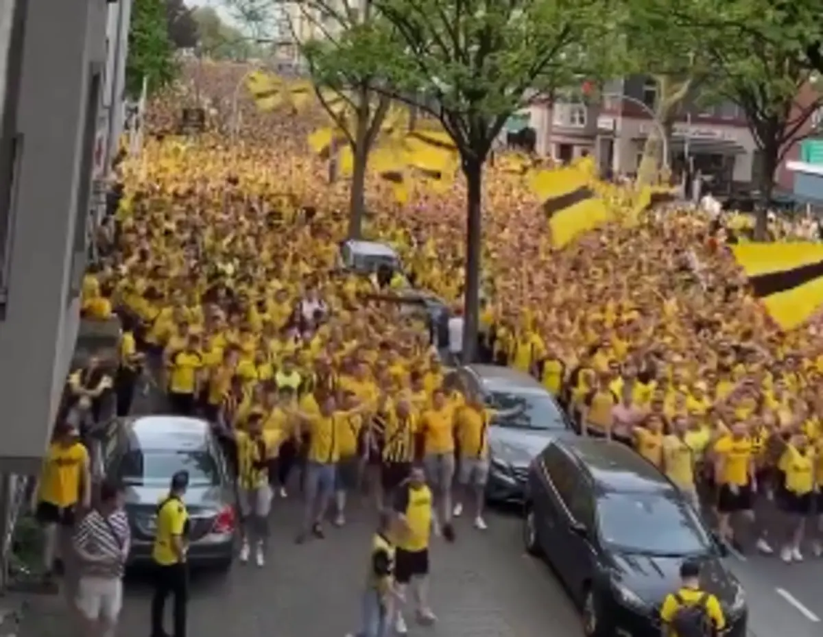 Imagem de contexto do artigo A famosa muralha amarela do Dortmund dá show nas ruas de Londres