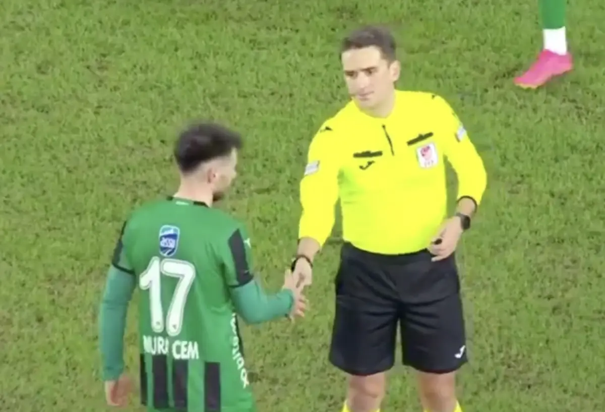 Imagem de contexto do artigo Jogador vira costas, deixa árbitro com a mão estendida e é expulso. Ora veja