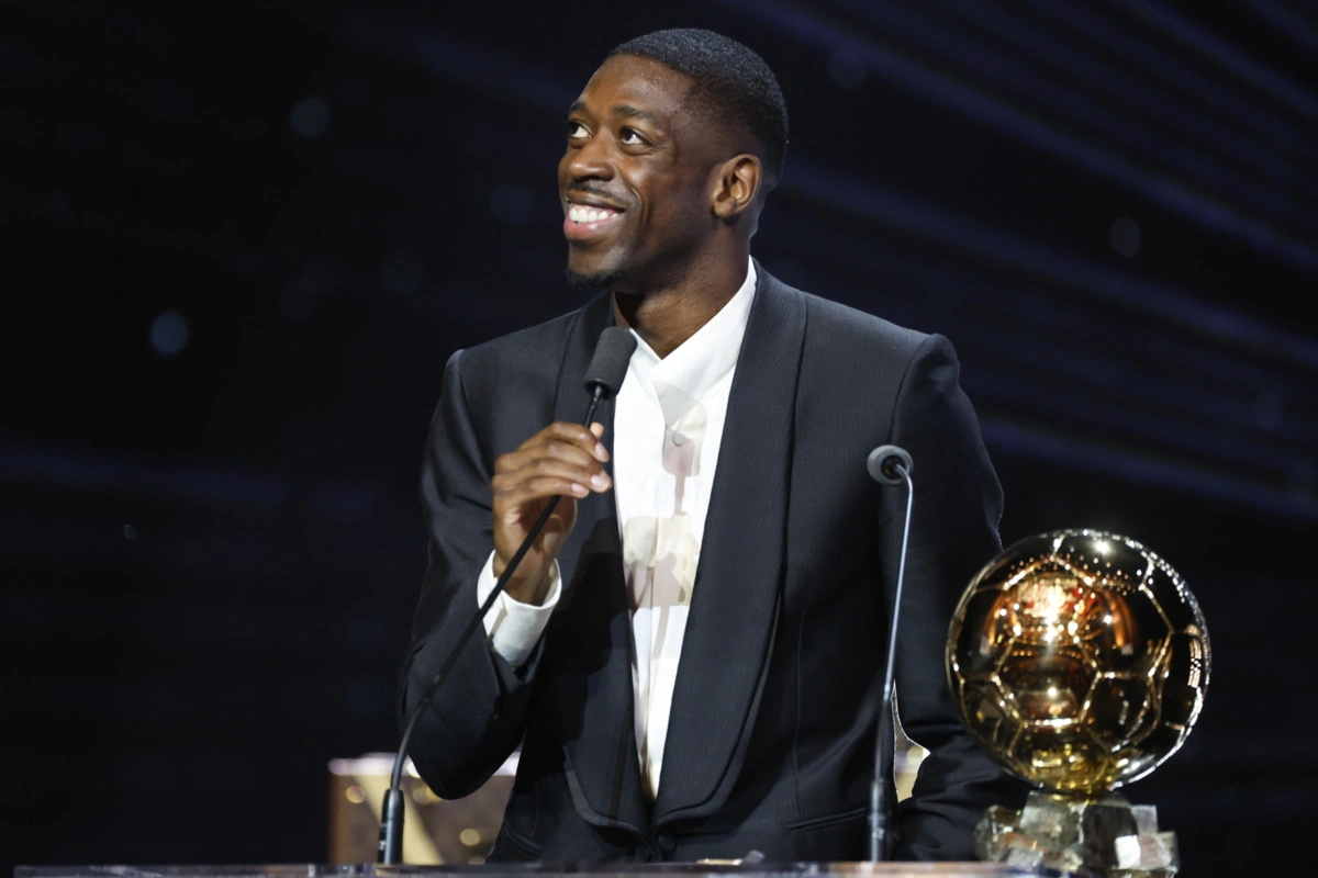 Dembélé sorridente com a Bola de Ouro