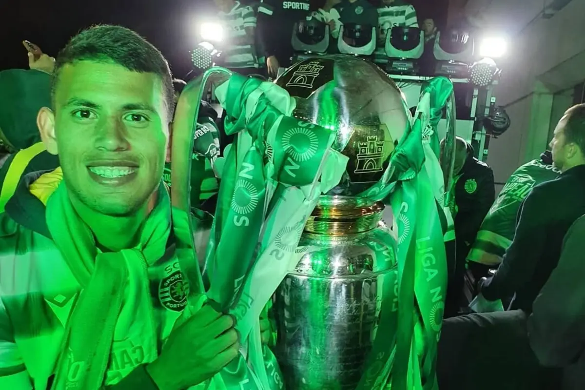 Matheus Nunes com o título de campeão nacional de 2020/21