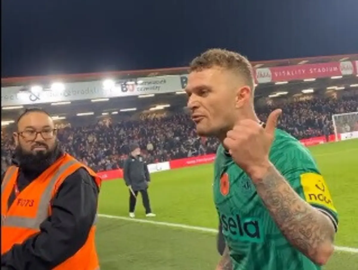 Kieran Trippier discute com adepto