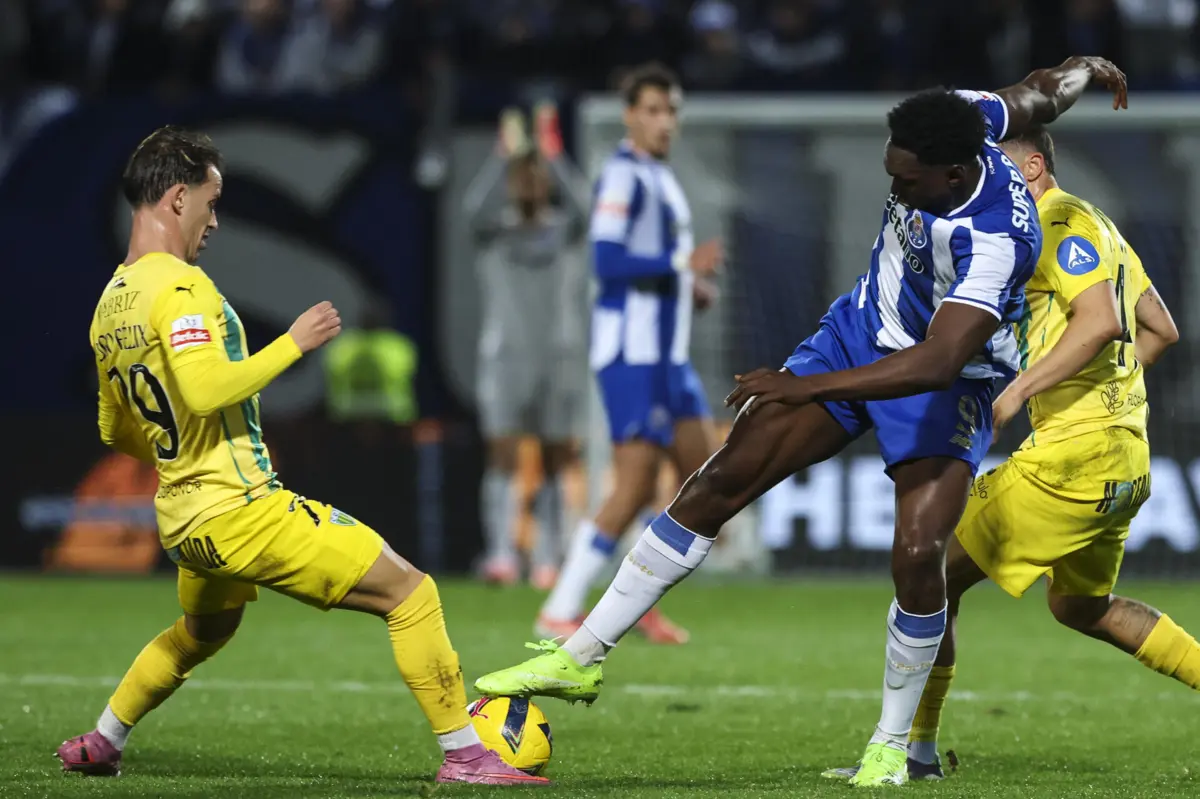 Samu tenta ultrapassar Hugo Félix