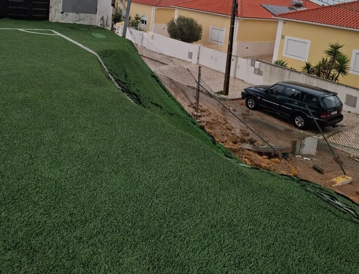 Imagem de contexto do artigo Campo de clube da AF Setúbal cede face ao mau tempo: "Resta-nos esperar..."