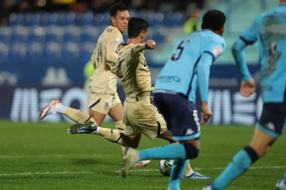 O FC Porto tenta aproximar-se dos rivais Sporting e Benfica, os dois primeiros classificados da I Liga