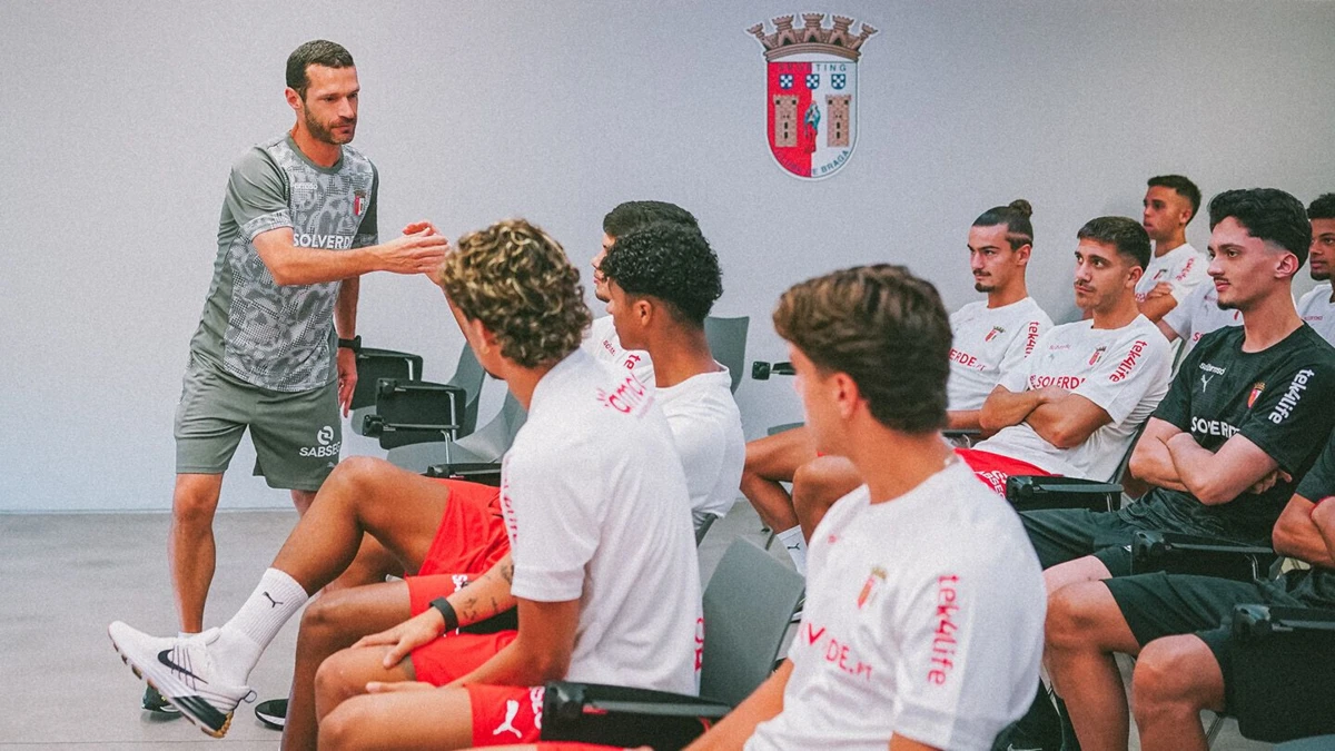 Simão Freitas cumprimenta jogadores da equipa B
(créditos: SC Braga)