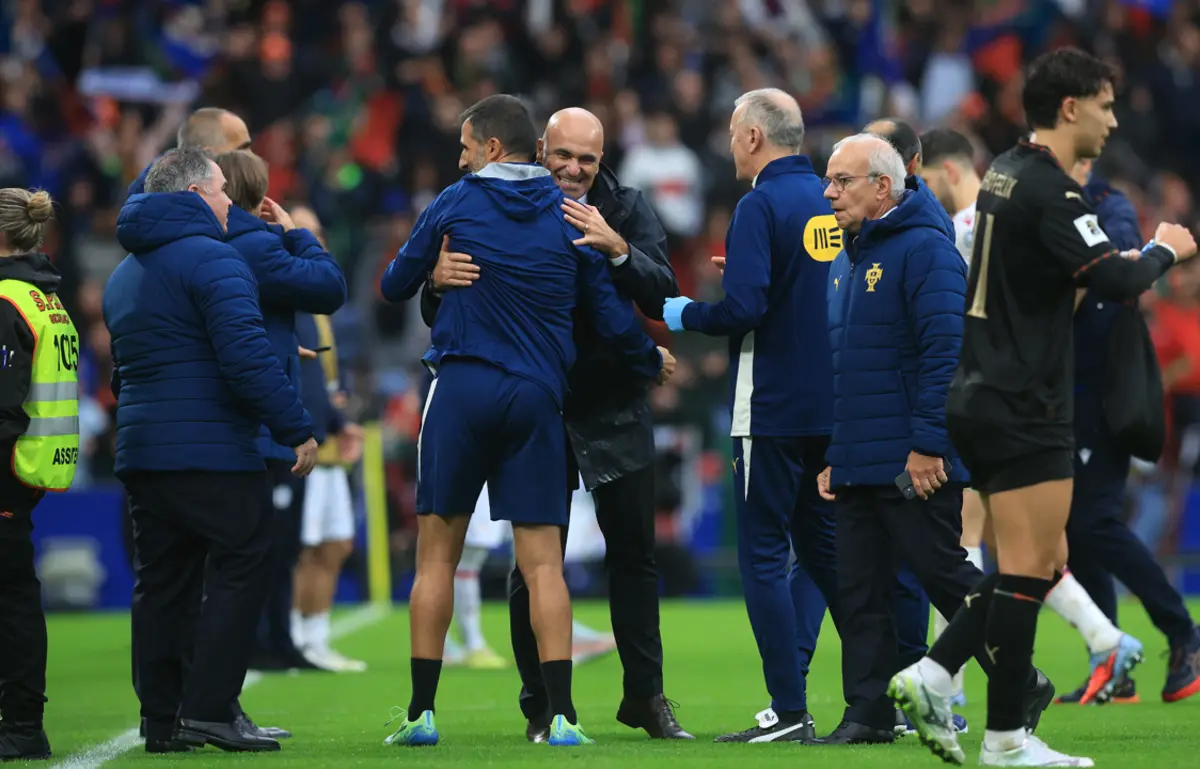 Roberto Martínez ao centro