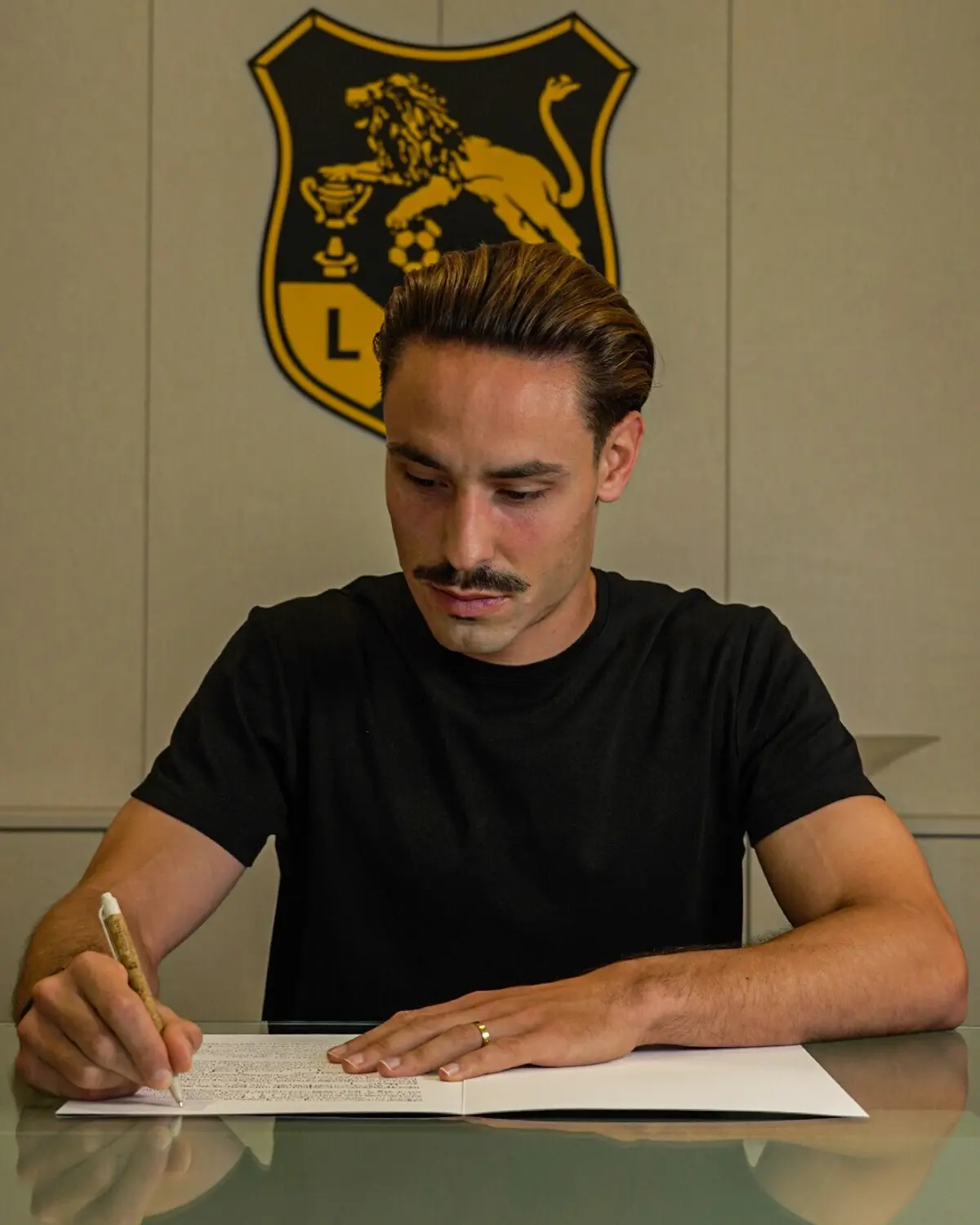 Imagem de contexto do artigo II Liga: duas renovações em Lourosa, saída no Torreense