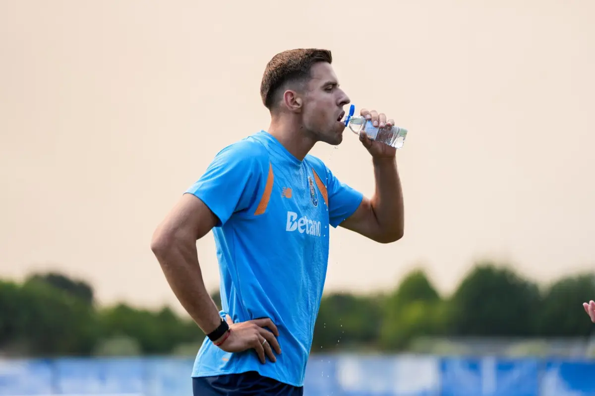 Imagem de contexto do artigo Bednarek foi a grande novidade no treino do FC Porto. Veja as imagens