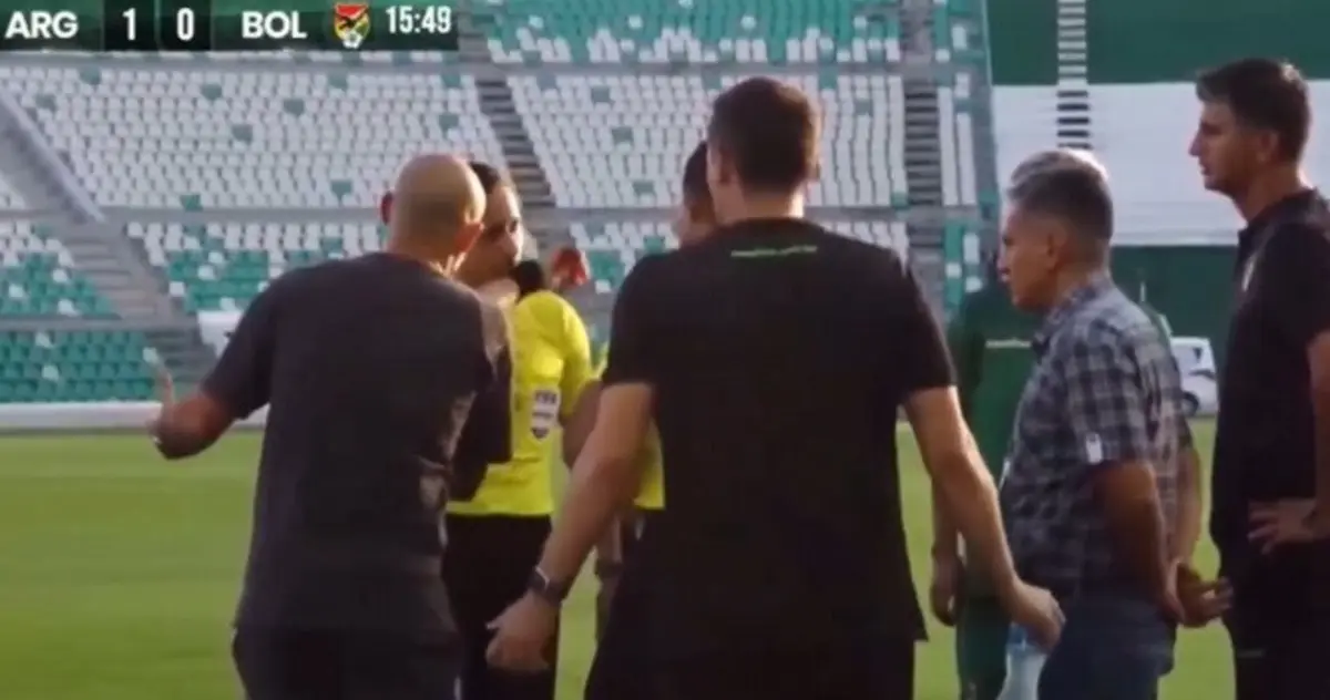 Mascherano fala com árbitro (créditos: X/@SC_ESPN)