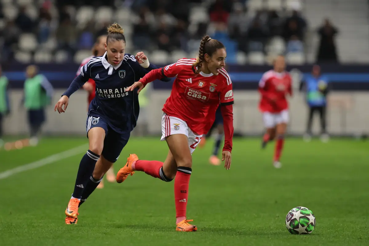 epa12536804 Diana Gomes (C) of Benfica and Lorena Azzaro (L) of Paris in action during the UEFA Women's Champions League match between Paris FC and Benfica in Paris, France, 19 November 2025. EPA/CHRISTOPHE PETIT TESSON