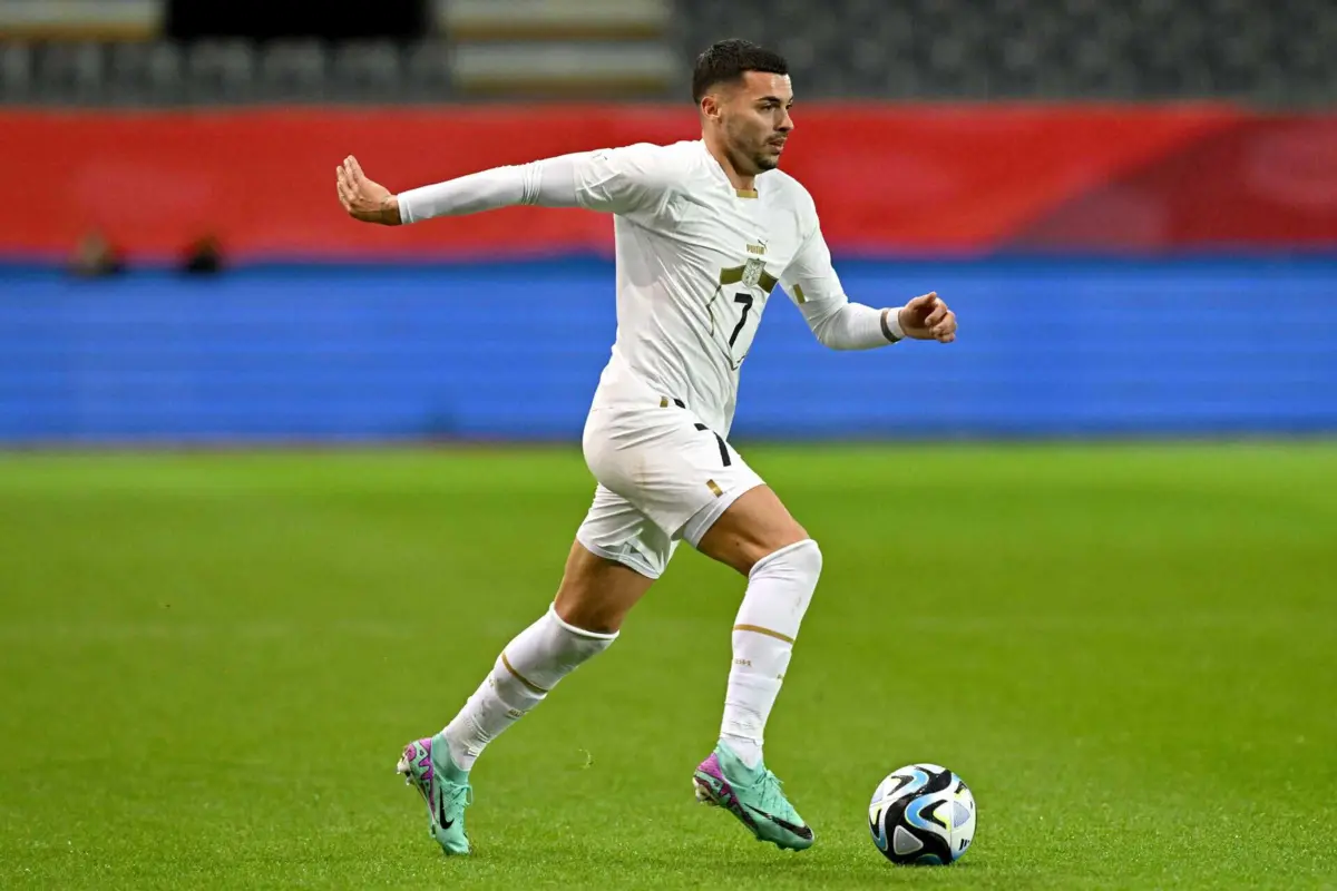 Radonjic com a camisola da seleção da Sérvia (Créditos: JOHN THYS / AFP)