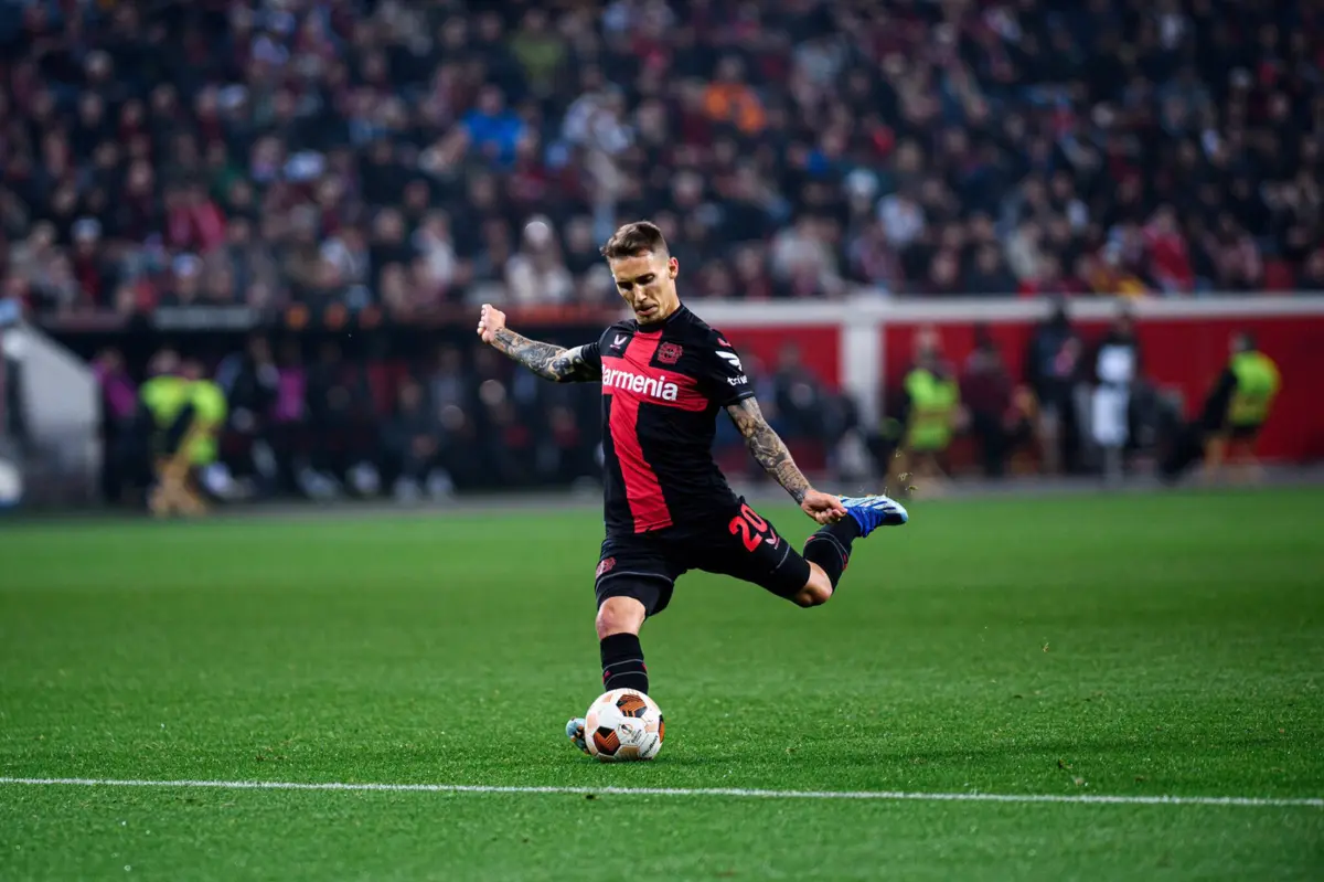 Esta época, Grimaldo já marcou ao Bayern Munique