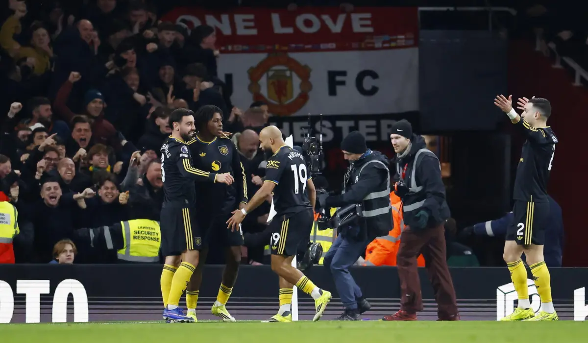 Patrick Dorgu celebra o golo com Bruno Fernandes, Bryan Mbeumo e Diogo Dalot frente ao Arsenal