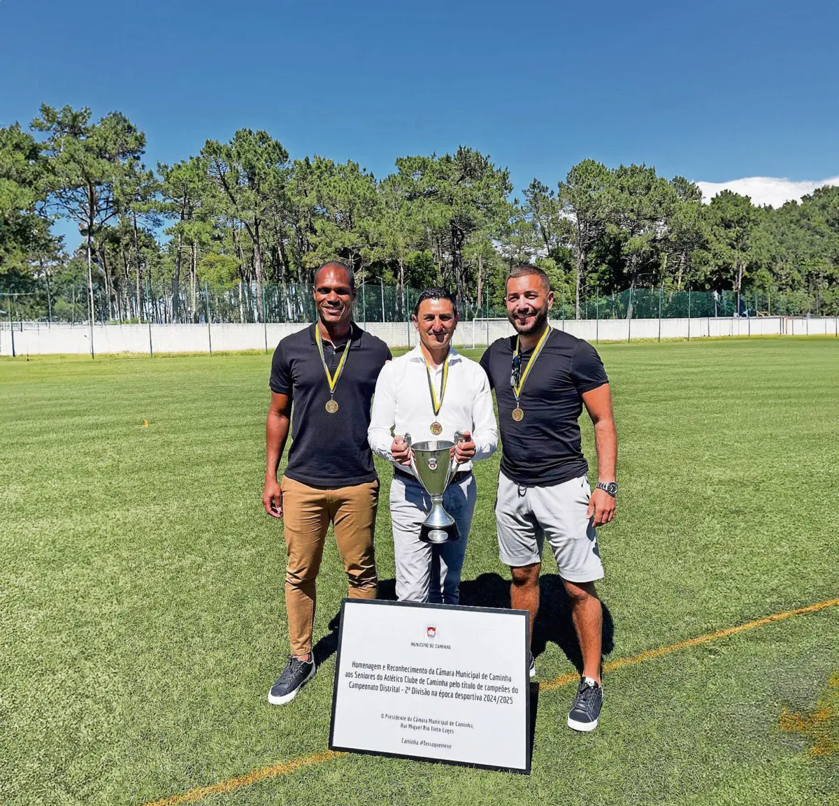 André Bahia, Alberto Maeda, presidente da SDQ, e o treinador David Cruz