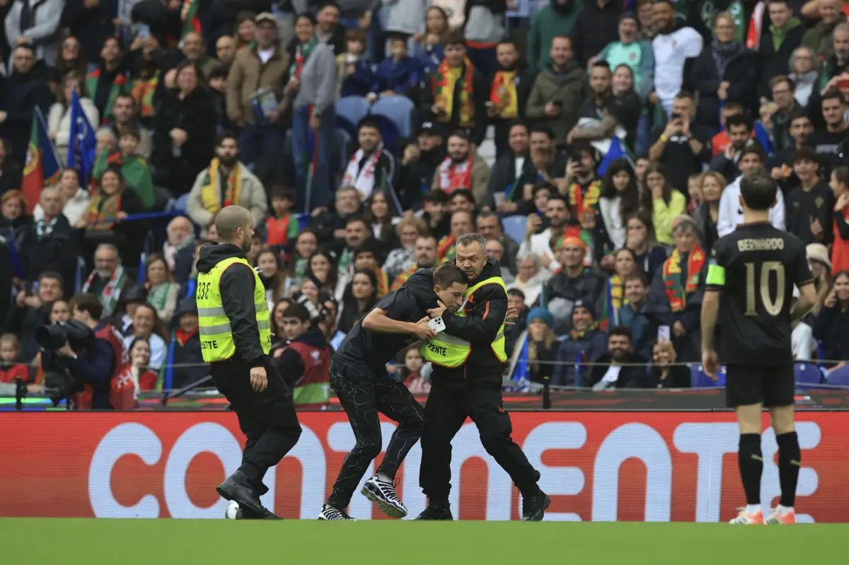 Adepto invadiu o relvado do Dragão antes do Portugal-Arménia