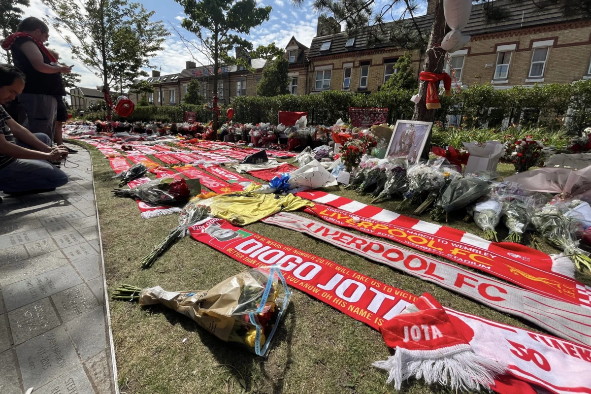 Imagem de contexto do artigo Diogo Jota: bandeira a meia haste, camisolas e flores junto a Anfield Road