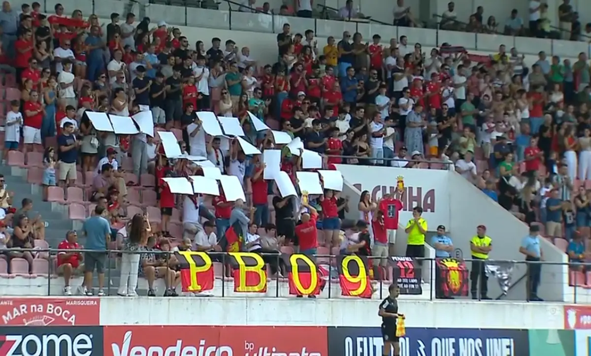 Imagem de contexto do artigo Adeptos do Penafiel lembraram André Silva no regresso a casa